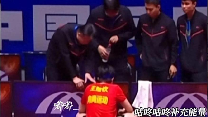 王楚钦深夜赛场惊魂！低血糖发作蹲地进食，铁血意志扛下三局，球迷集体破防：求魏桥放过劳模！