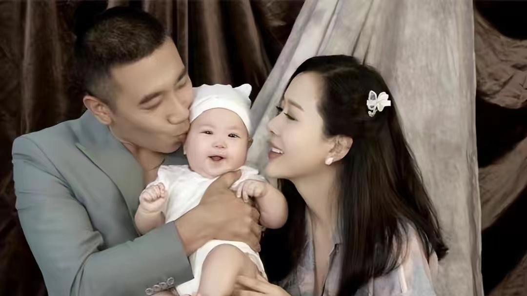 “最美嫦娥”喜迎47岁生日，怀抱帅儿齐齐切蛋糕，小恩宝长相似爸
