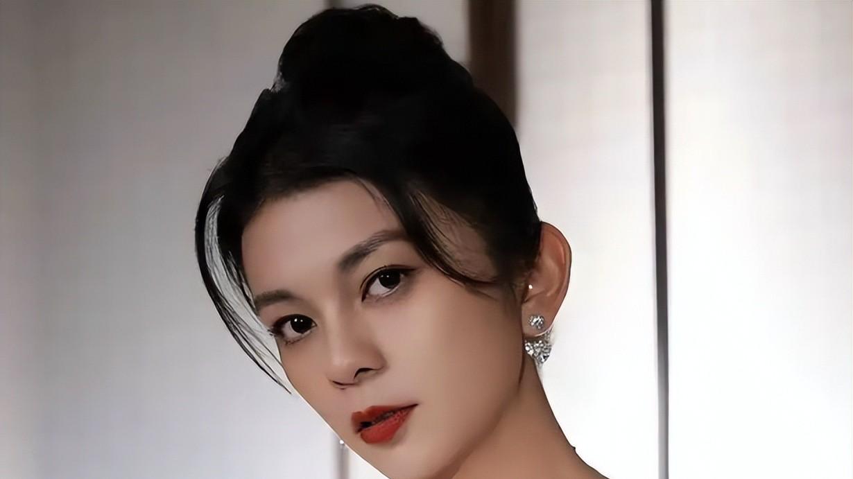 选秀明星谈莉娜的村宴婚礼，这背后是真爱还是无奈？