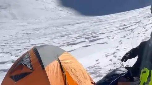 2男子登雪山黑夜滑坠重伤.花费12万被救出