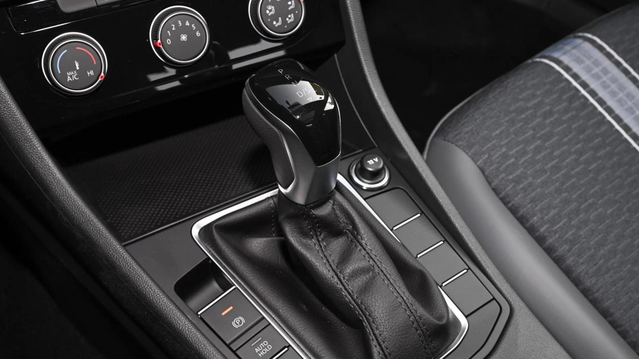 合资“扛不住”了！降到9.59万，油耗6L，月销25719辆，家用首选