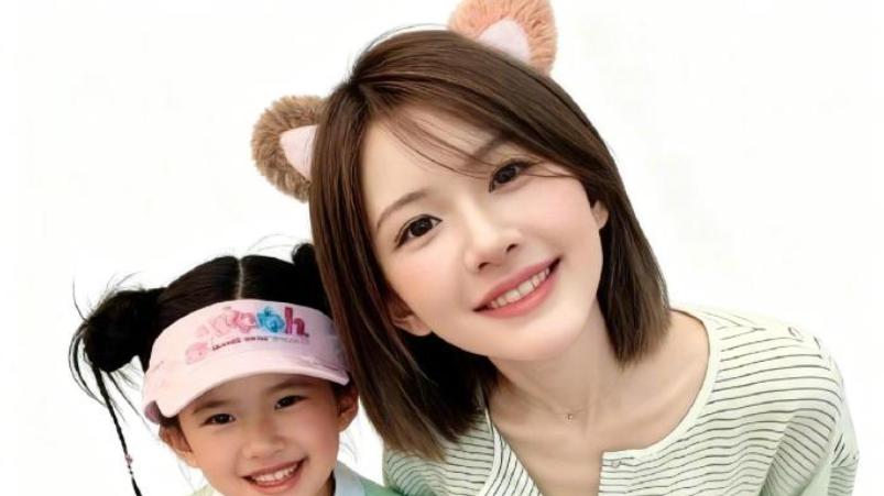 女星和小时候自己合影！杨紫杨幂无变化，李兰迪赵露思美的耀眼！