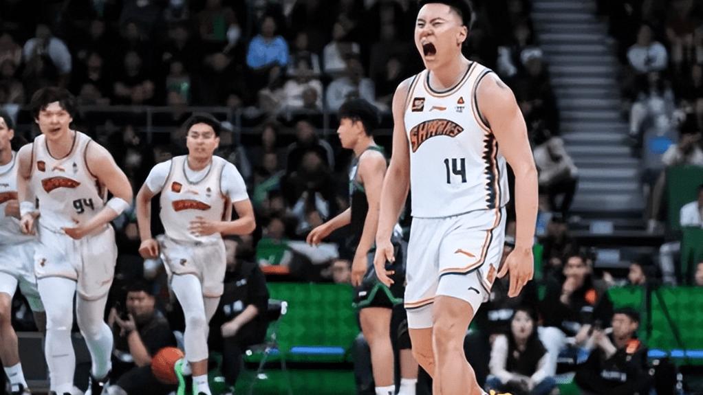 3分惜败辽宁！上海官媒炮轰裁判，卢伟表态，格局够刘炜学一辈子