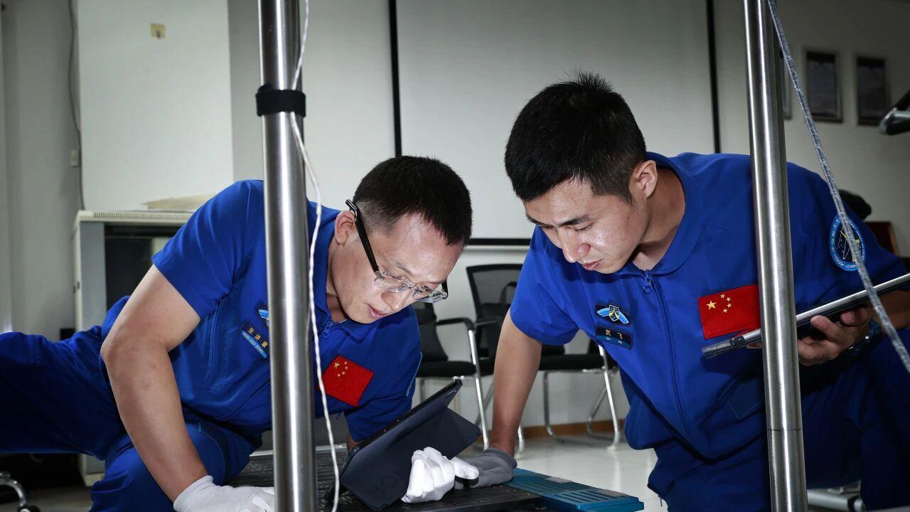 神舟二十号着陆，3航天员出舱就被抬着走，是因飞船受损而受伤？为啥航天员被抬着走？受伤了？