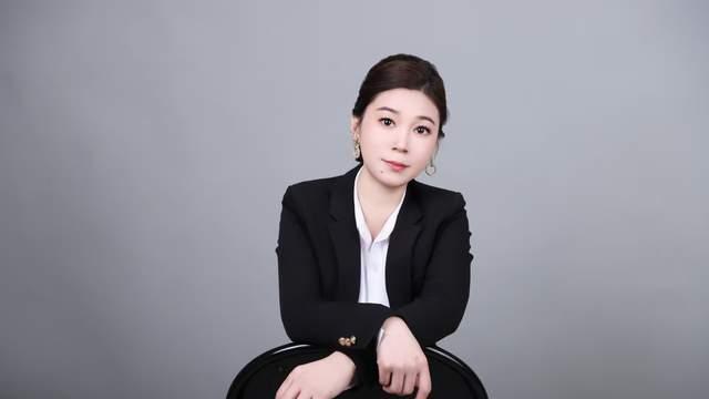 小凤：镜头前的自由诗篇