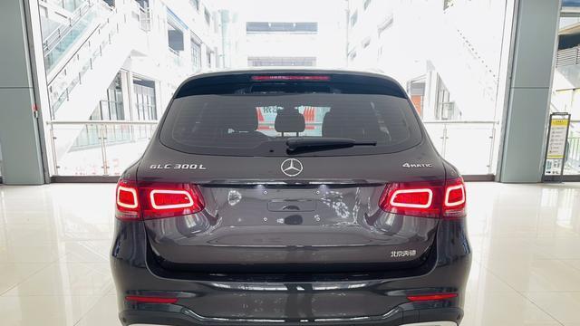8千公里准新奔驰GLC300，豪华SUV，比新款香多少？