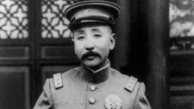 张作霖脱光衣服睡觉，将脚伸到被子里，却踢到一团软乎乎的东西