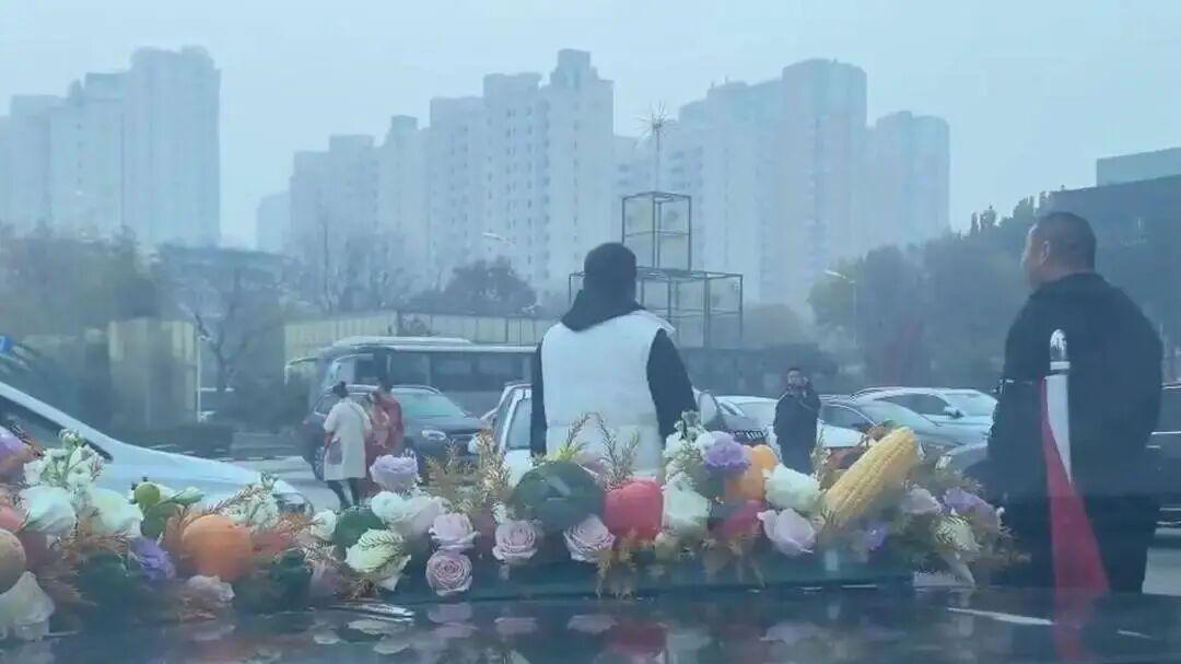 我们都在纵容！结婚遇拦车要烟，9 条也是抢，风俗从来不是作恶的理由