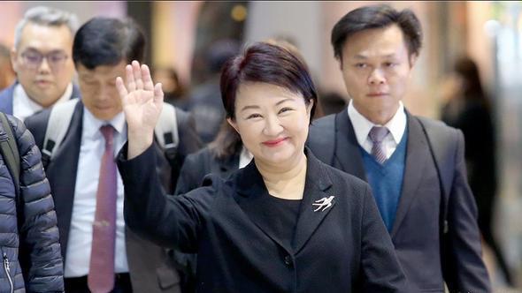 泽伦斯基被羞辱，岛内危机感飙升，朱立伦开始转向：外国莫介入