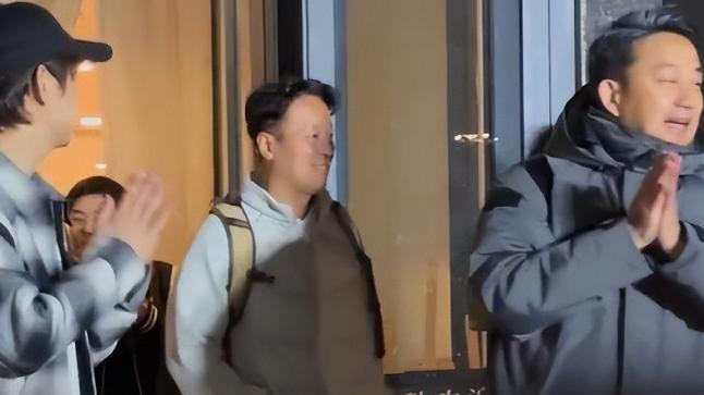 人生没有回头路？无妻无子的何炅，如今只与保姆相伴，走出别样人生