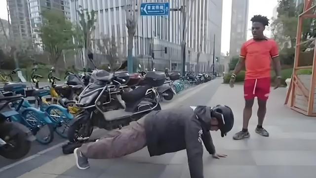 破防了！美国顶流“甲亢哥”上央视，看到中国崛起，外网集体崩溃