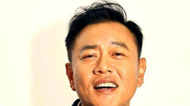娱乐圈最“疯”大佬，拍戏真不为钱，身家 50 亿却甘愿跑龙套，中国最贵配角的“神秘人”，终于藏不住了