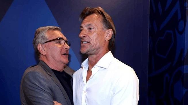 沙特主帅争议举动：薅伊万脖领，讽刺国足实力