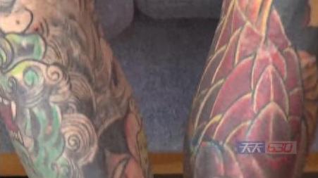 68岁大爷全身体纹身吓坏人！竟是被亲生儿子逼到绝境？