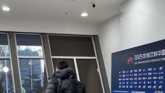 中超惊魂一幕：飞铲后的温情，萨尔瓦多的微笑背后，藏着什么秘密？