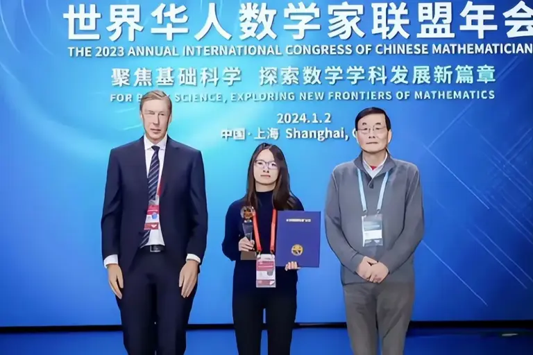 数学家王虹最近又拿奖了，而且一次两个