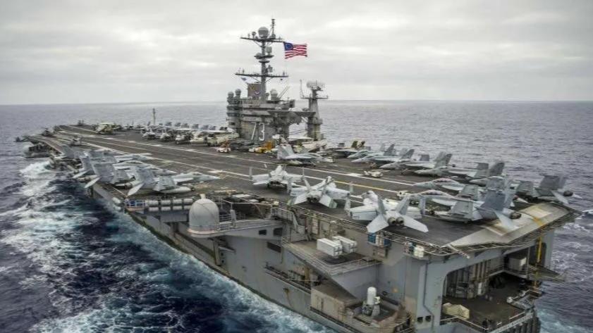 美国里根号航空母舰，排水量接近十万吨，可停放85架战斗机