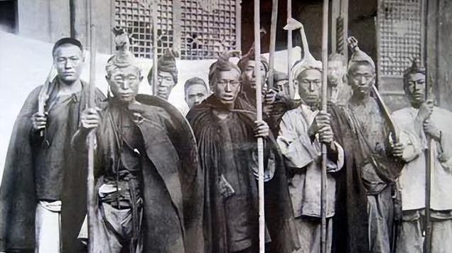 1952年，四川发现一汉人奴隶，彭德怀得知消息后，亲自前来拜访