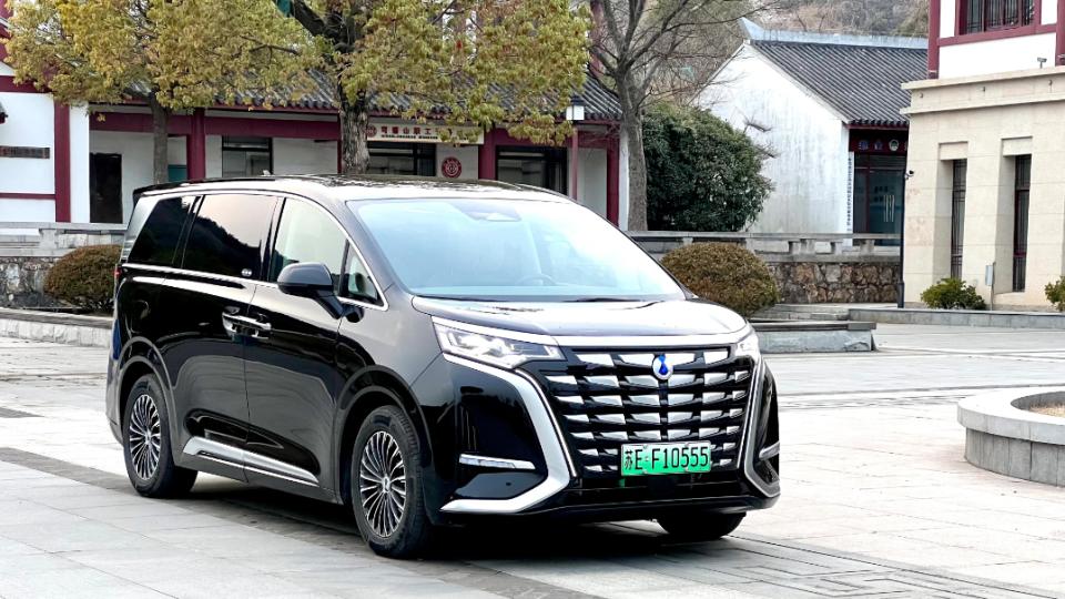 交付达30万辆，腾势D9推动“中国豪华”向“世界腾势”