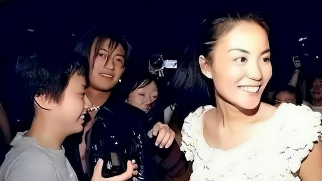 一张照片揭示了王菲的实际情况，她的现状并非他人之过