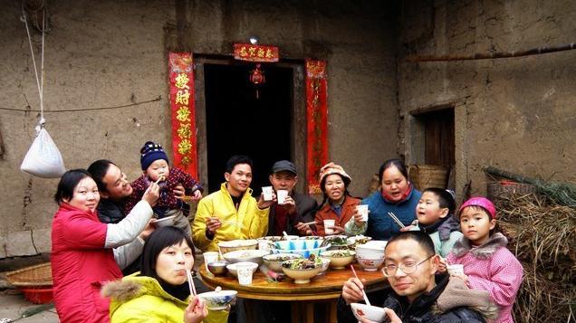 两年后返乡的夜晚，院门口的那片光谁点亮了