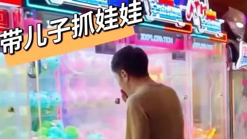 撒贝宁李白夫妻带娃三亚旅游，打扮随意接地气，李白身材略显壮实