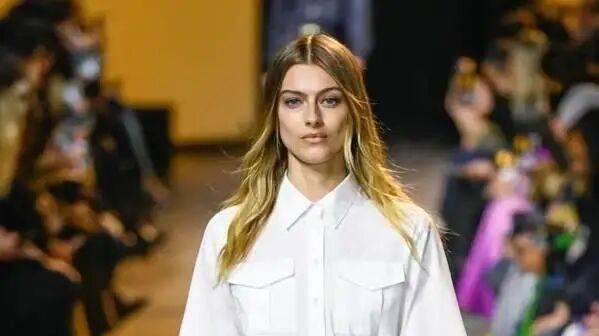 “工装裙”今年秋天爆火！全世界的时髦女人都在穿