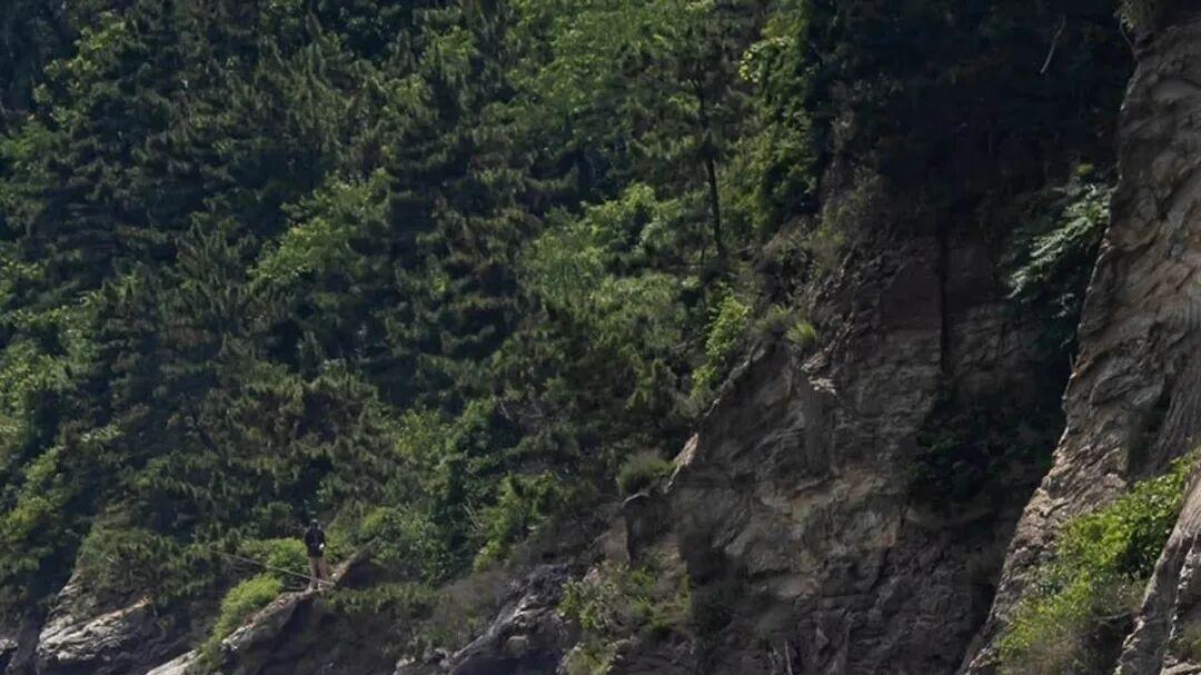 七律·怒海崩天啸