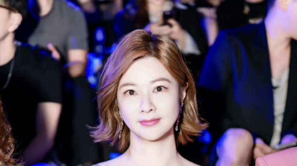 杜华“荒谬”大赏：从女团怒骂到APEC“凡尔赛”，这姐是懂流量的！