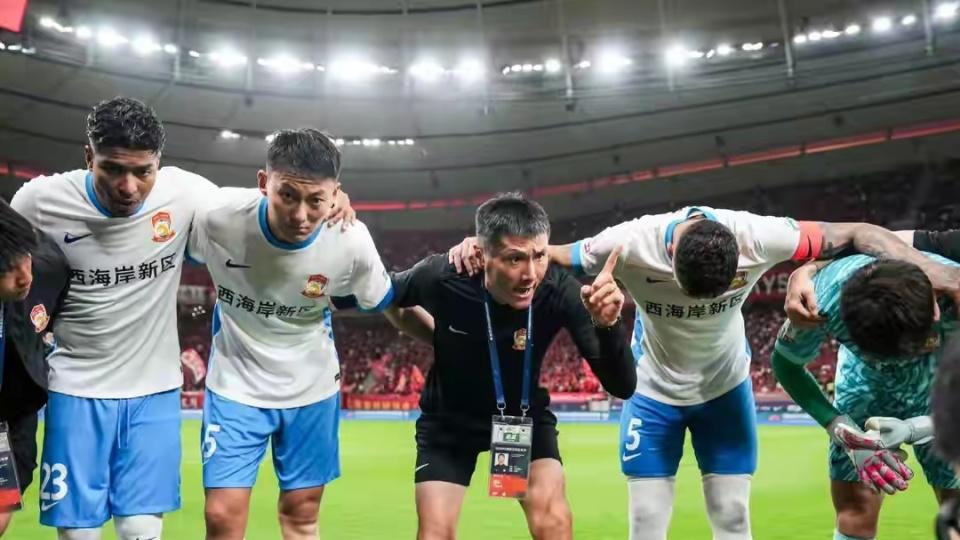 西海岸老板称，得知邵佳一成国足主帅那一刻感觉天塌了，邵佳一提一点要求重情重义，球队资金缺口大