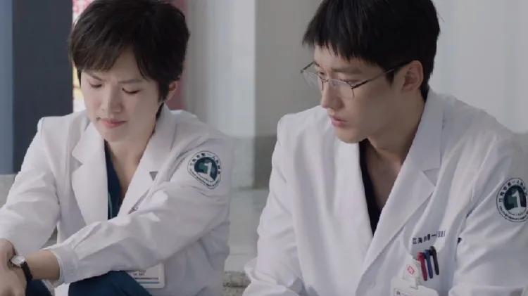 《仁心俱乐部》师铭泽戏份多且与姚安娜搭档，他的背景是什么？