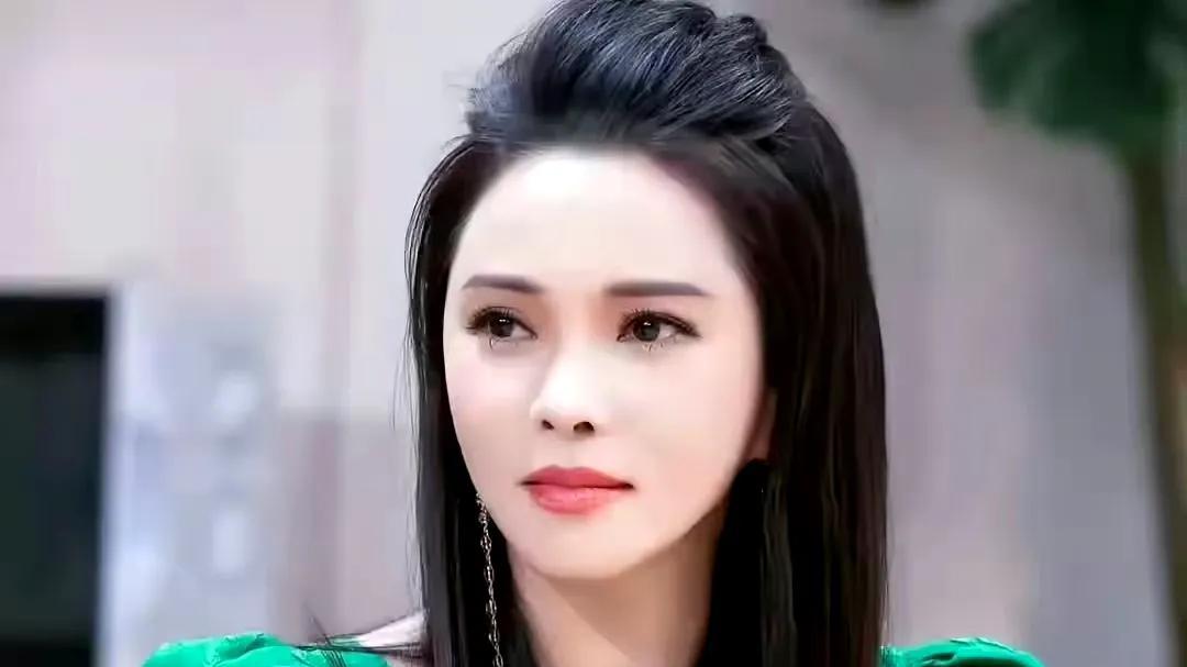 57岁伊能静深夜直播辟谣离婚传闻！眼睛深陷，略显疲惫！