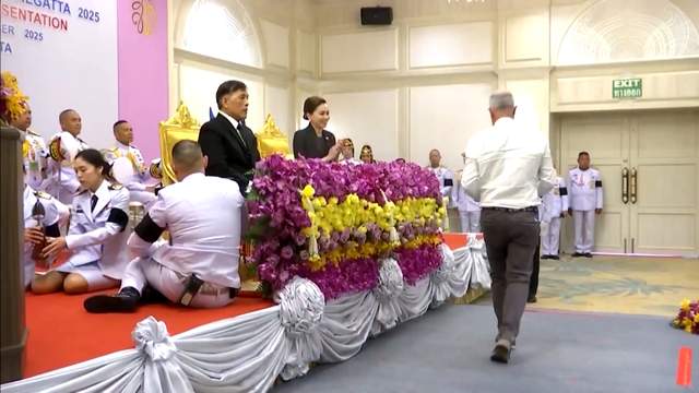 苏提达王后能力突出，获得帆船比赛亚军，泰王为她颁发奖杯