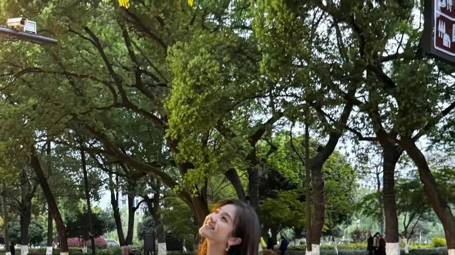 25岁李兰迪私下太好看了，穿小白裙清纯似白月光，蒋欣说的是真的