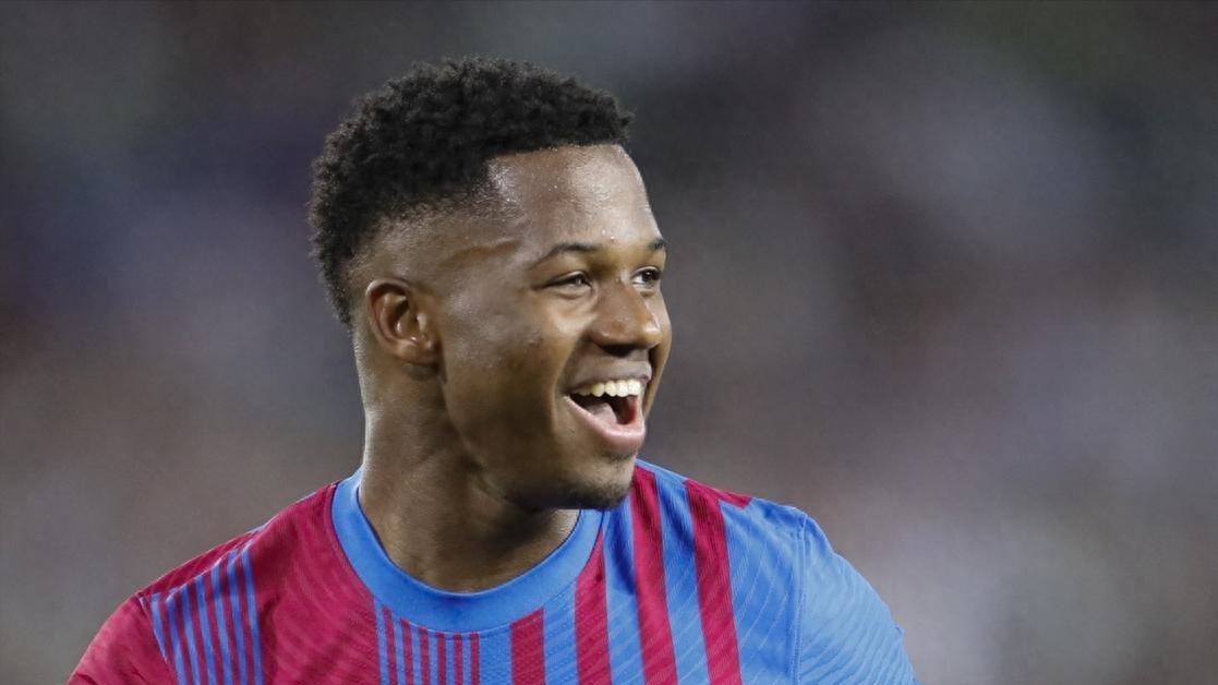 还有资格发脾气？法蒂摔球衣，踹塑料箱引热议，球迷：赶紧走吧