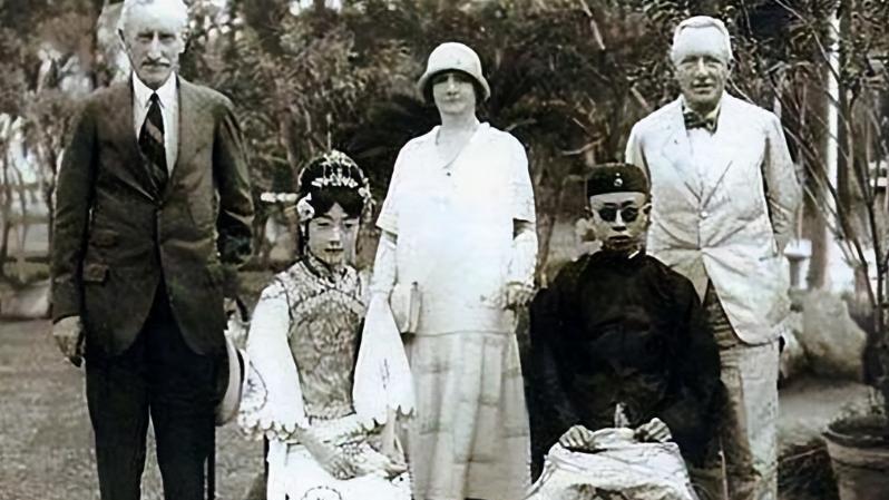 红烛烧到天明未等君：17岁婉容凤冠里的冷，藏着末代皇后一生的空梦