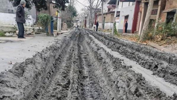 刚修好之路，竟遭“百吨王”无情碾压！