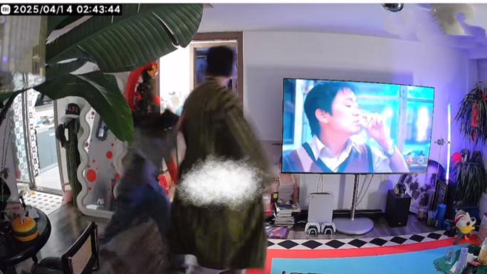 梁老师晒监控（附完整版视频）自证没家暴，与何美延撕扯画面曝光，女方情绪崩溃