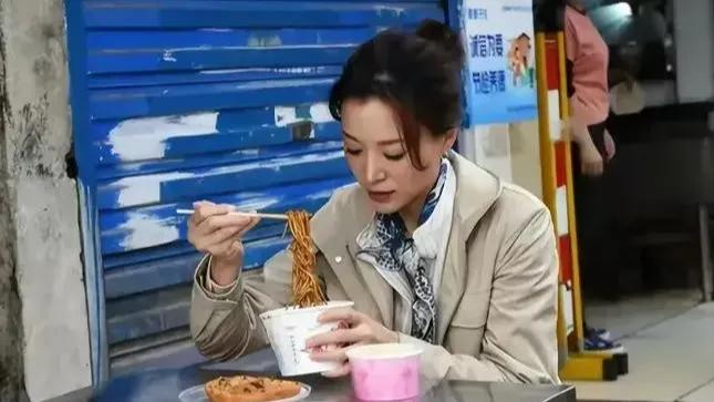 51岁董卿街头吃路边摊被偶遇，素颜虽不漂亮但气质却无敌，打扮低调难掩书卷气