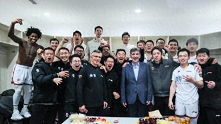 同曦锁定季后赛！全员合影但林葳缺席，老板三倍奖金+赴机场接机