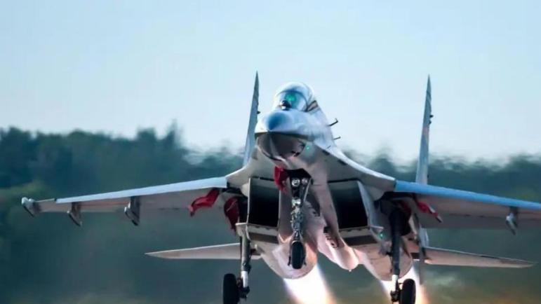 歼15一个照面压制F15战机，日本终于明白：印度5 7空战为什么惨败