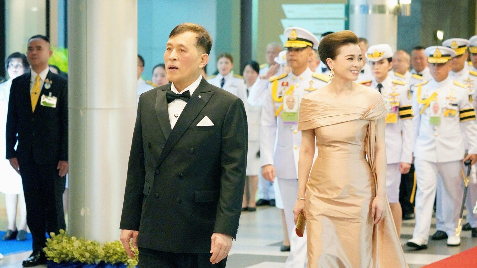 苏提达王后也放飞了？罕见穿上低胸裙出席活动风格大变，放大招了