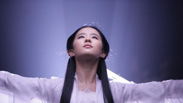 好家伙，37岁刘亦菲和58岁李若彤同框，谁是最美小龙女一目了然