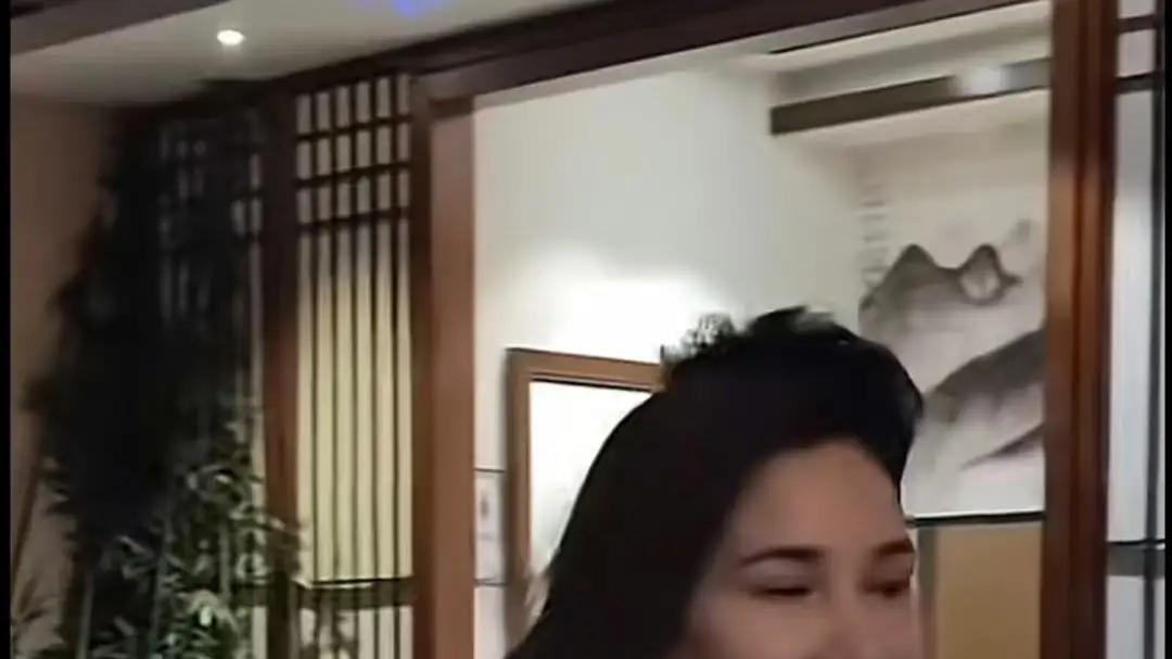 明星过年忙什么？有人逛洗浴中心，有人办年货，有人忙着加班！