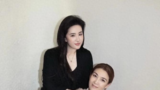 刘亦菲，黑色真丝裙又美又飒