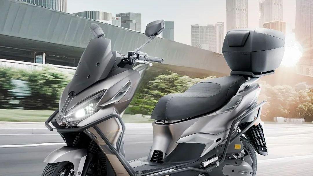 ￥11580，钱江上市长轴距平踏FLY150