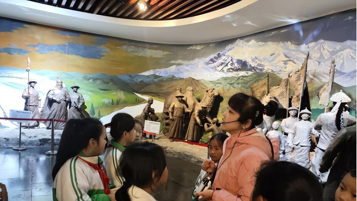在行走中触摸历史温度，在体验中凝聚团结力量！