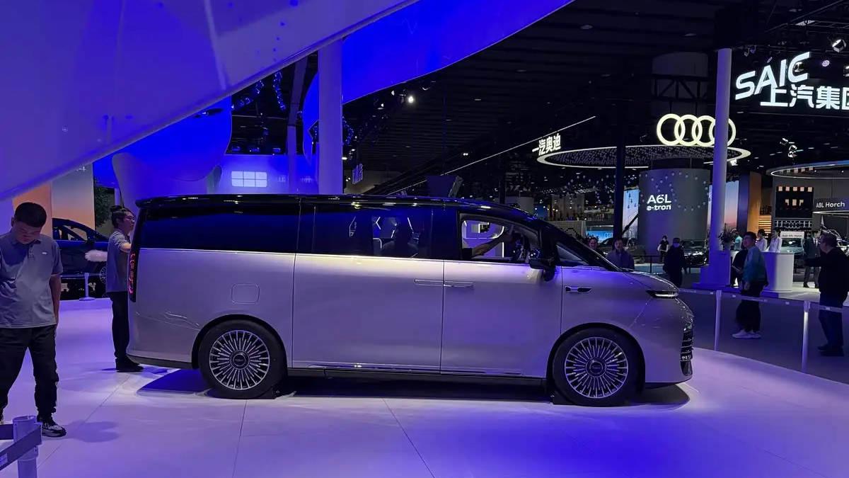 2025广州车展：尺寸优势明显/增程动力 体验吉利银河V900