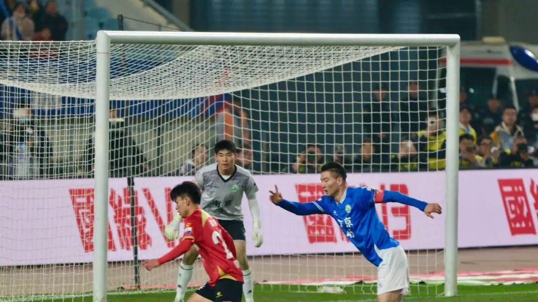 江苏足球城对抗赛I，前国脚带队胜，前江苏队员进球，换戈伟无用