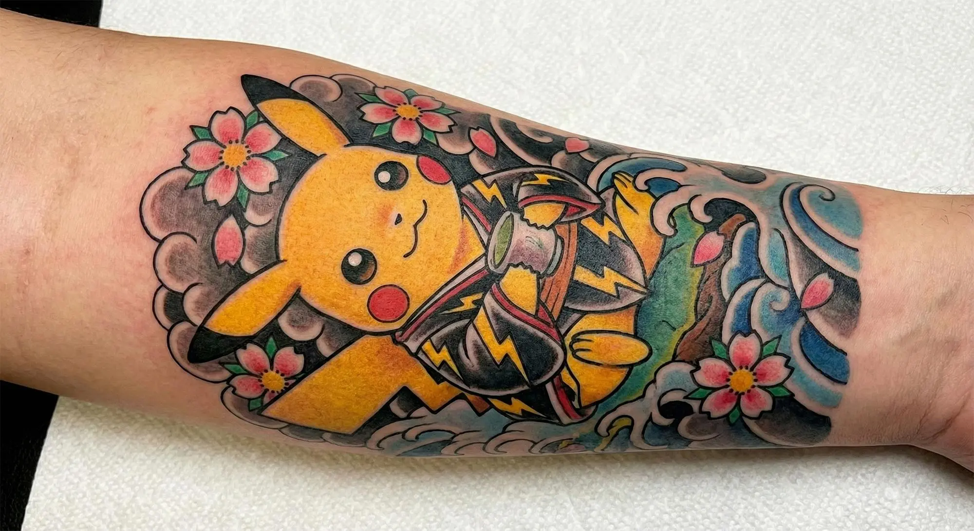 激光去纹身并非单纯的“擦除”，而是一场极端的皮下微观爆炸